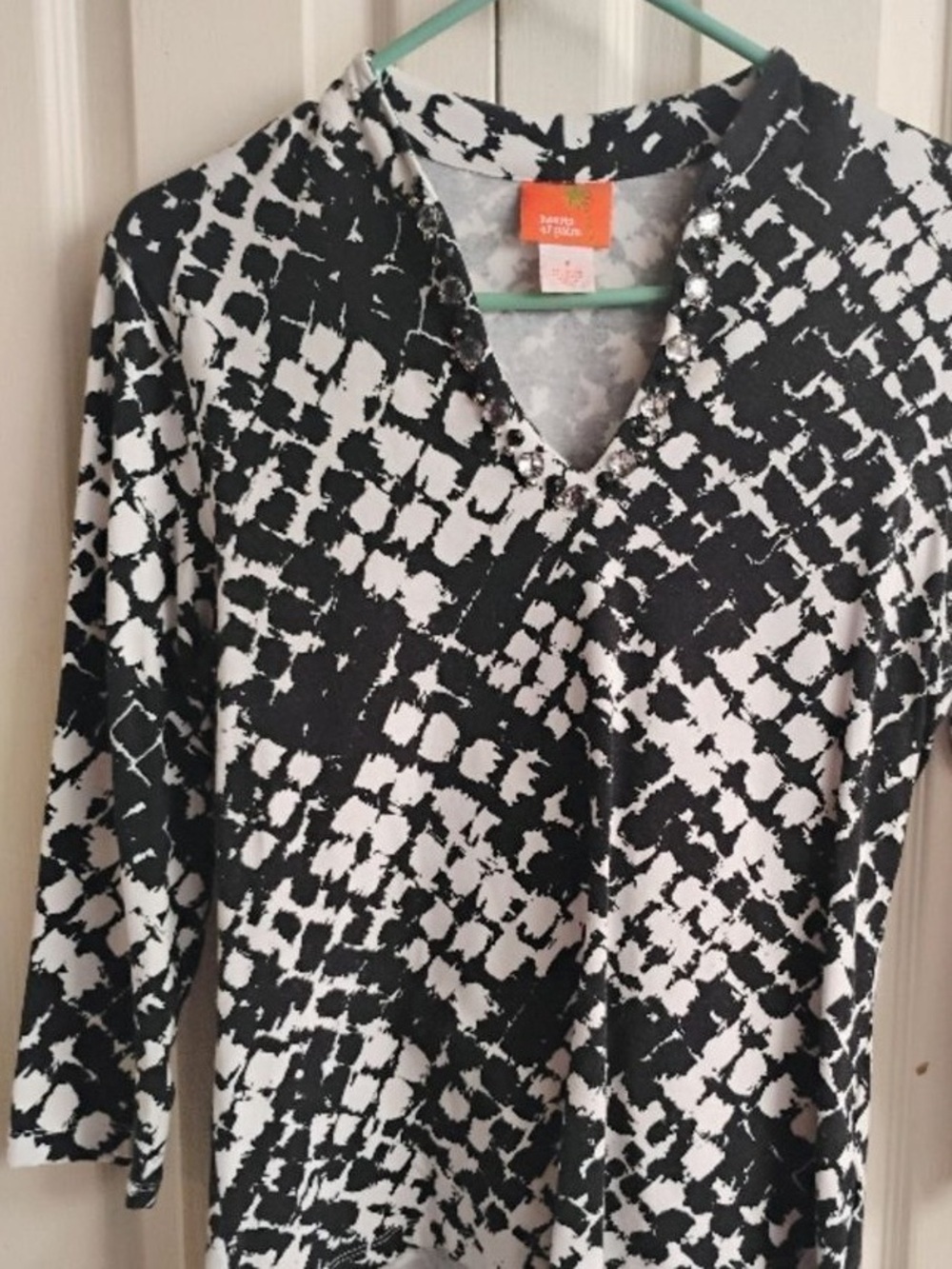 Black & White Patterned V-Neck Women's Top